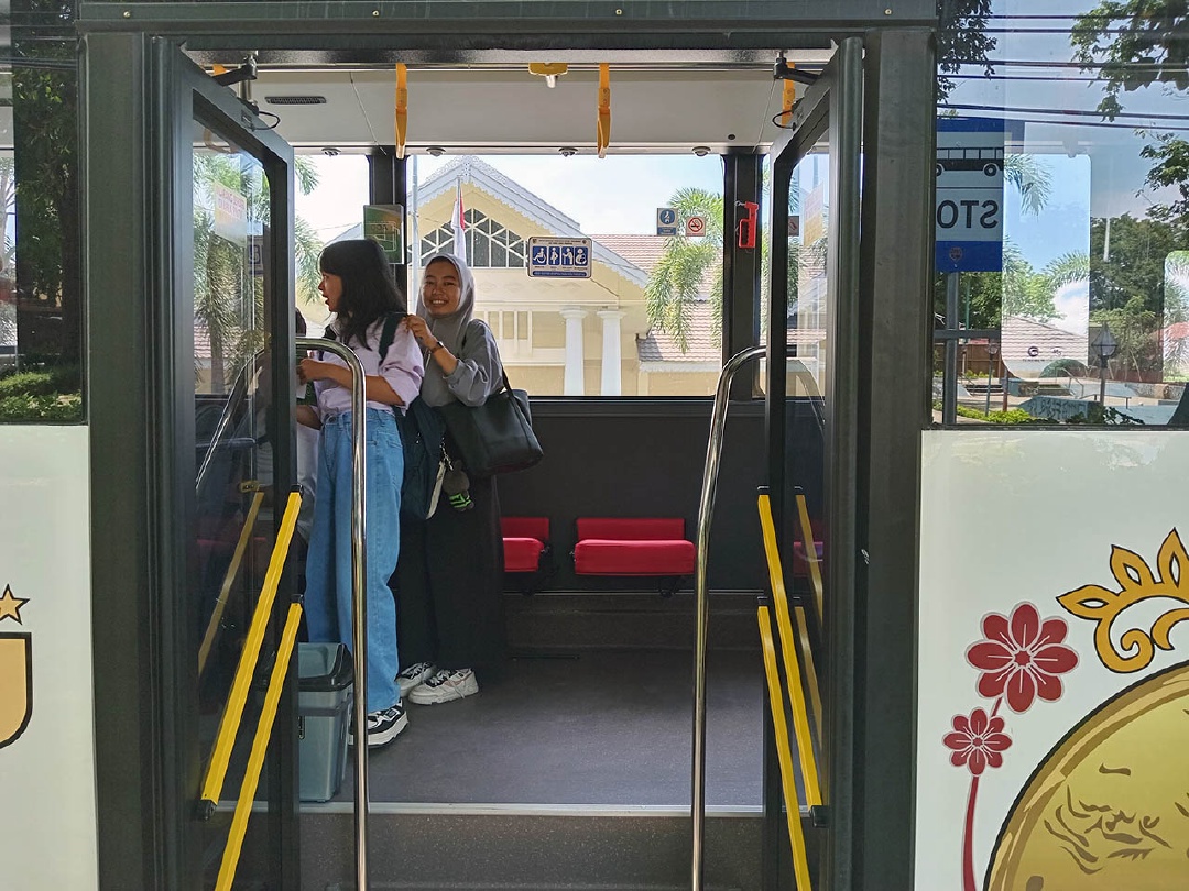 Para penumpang menaiki bus Trans Palu koridor 01 yang rutenya menyusuri Taman GOR hingga ke Bandara Mutiara SIS-Aljufri | Foto: Hermawan Akil/Tutura.Id