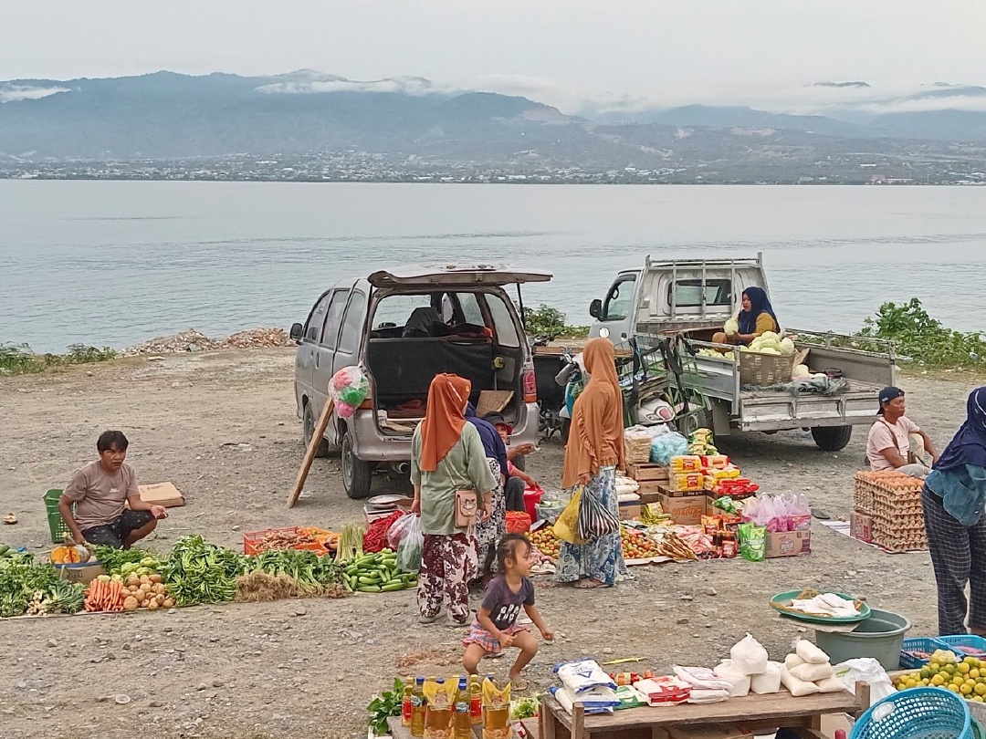 Kehadiran pasar mingguan di Tipo ini membuat warga sekitar tak perlu jauh harus membeli kebutuhan pokok di Pasar Inpres Manonda | Foto: Hermawan Akil/Tutura.Id