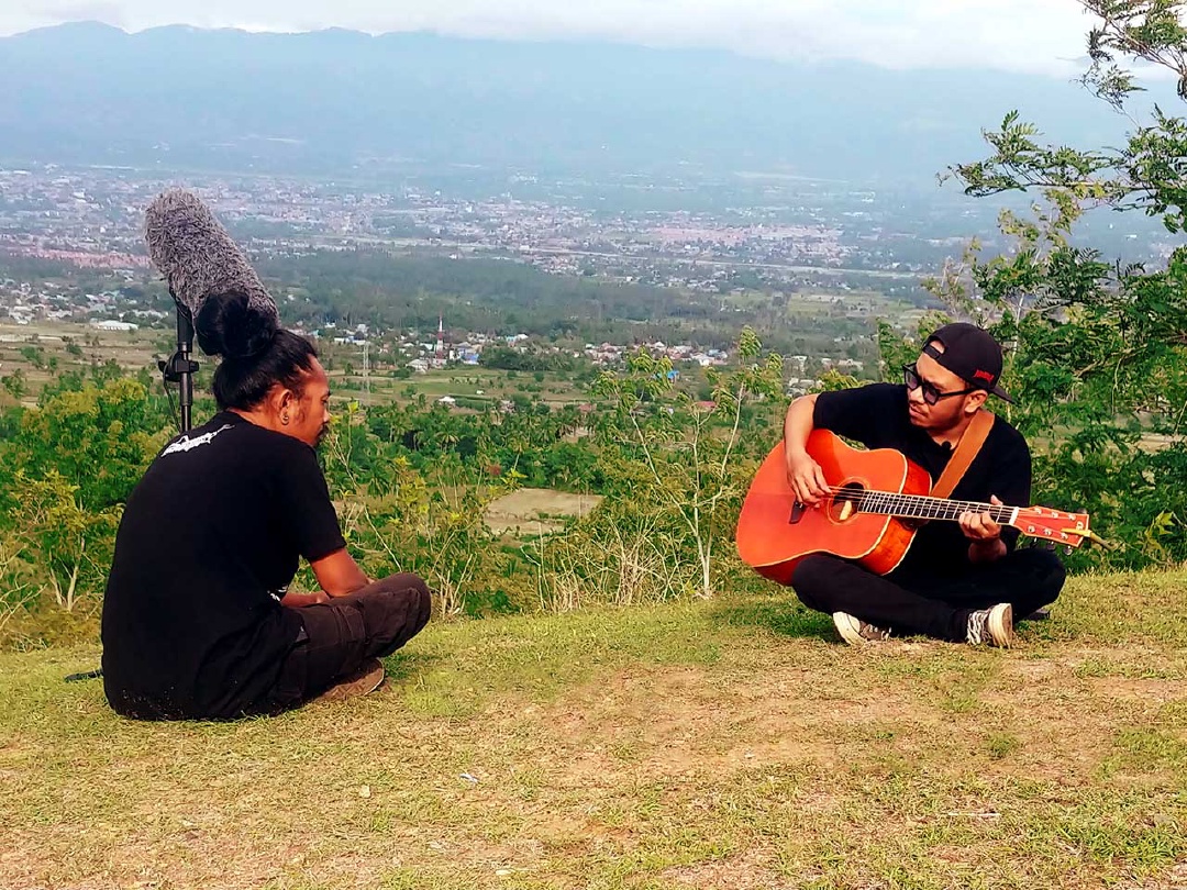 Guritan Kabudul saat melakukan sesi live recording di Desa Porame (Foto: Andi Baso Djaya/Tutura.Id)